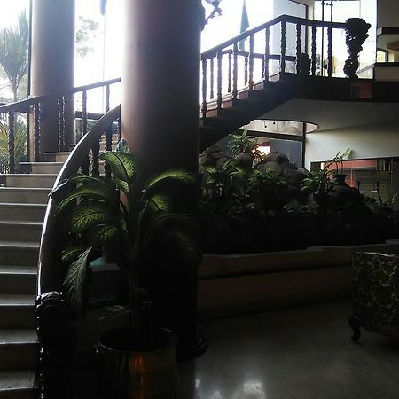 Hotel The Woods Manor Mg Road Kochi Exterior foto