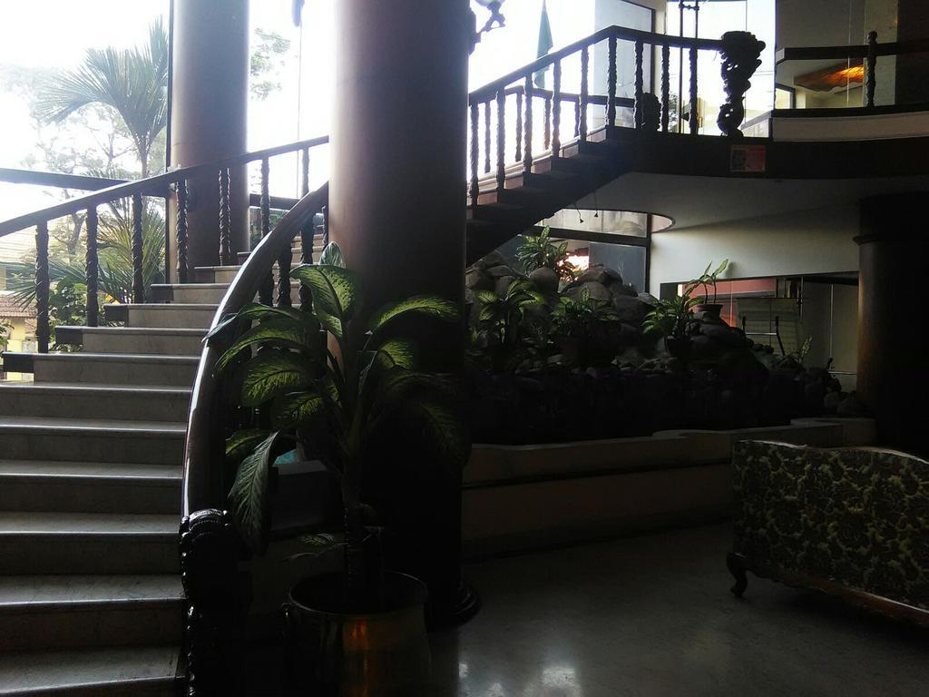 Hotel The Woods Manor Mg Road Kochi Exterior foto