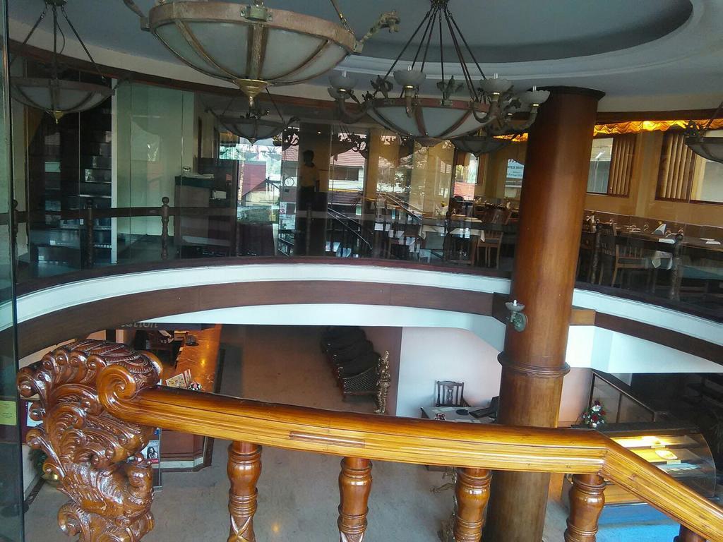 Hotel The Woods Manor Mg Road Kochi Exterior foto