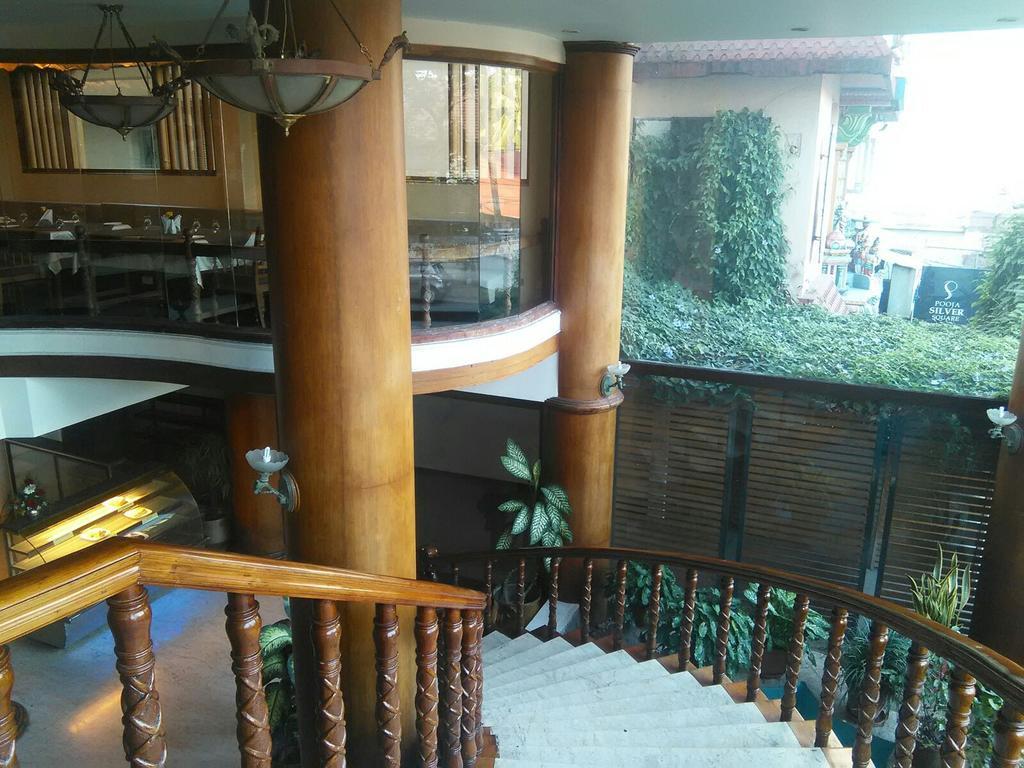 Hotel The Woods Manor Mg Road Kochi Exterior foto