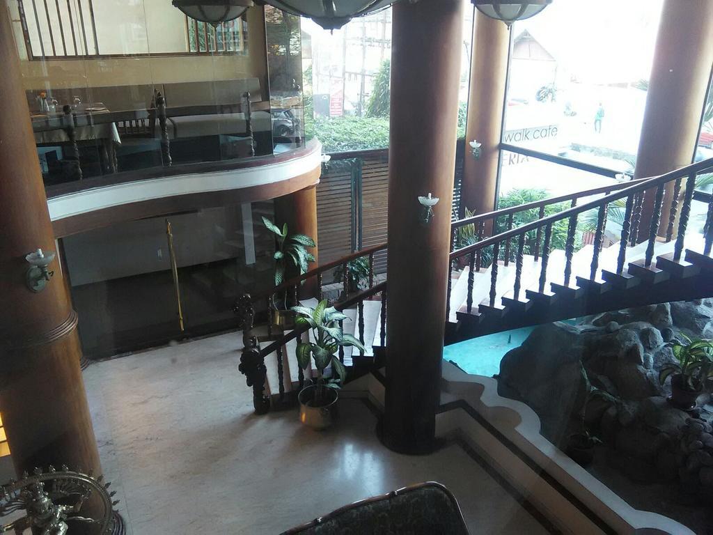 Hotel The Woods Manor Mg Road Kochi Exterior foto