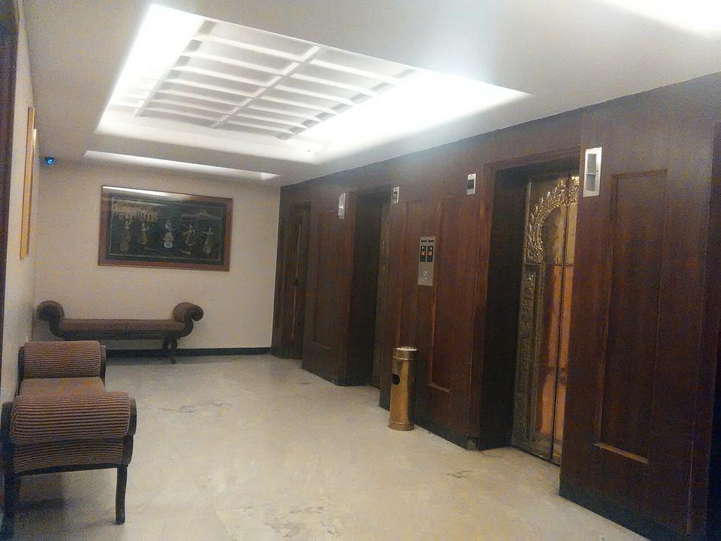 Hotel The Woods Manor Mg Road Kochi Exterior foto