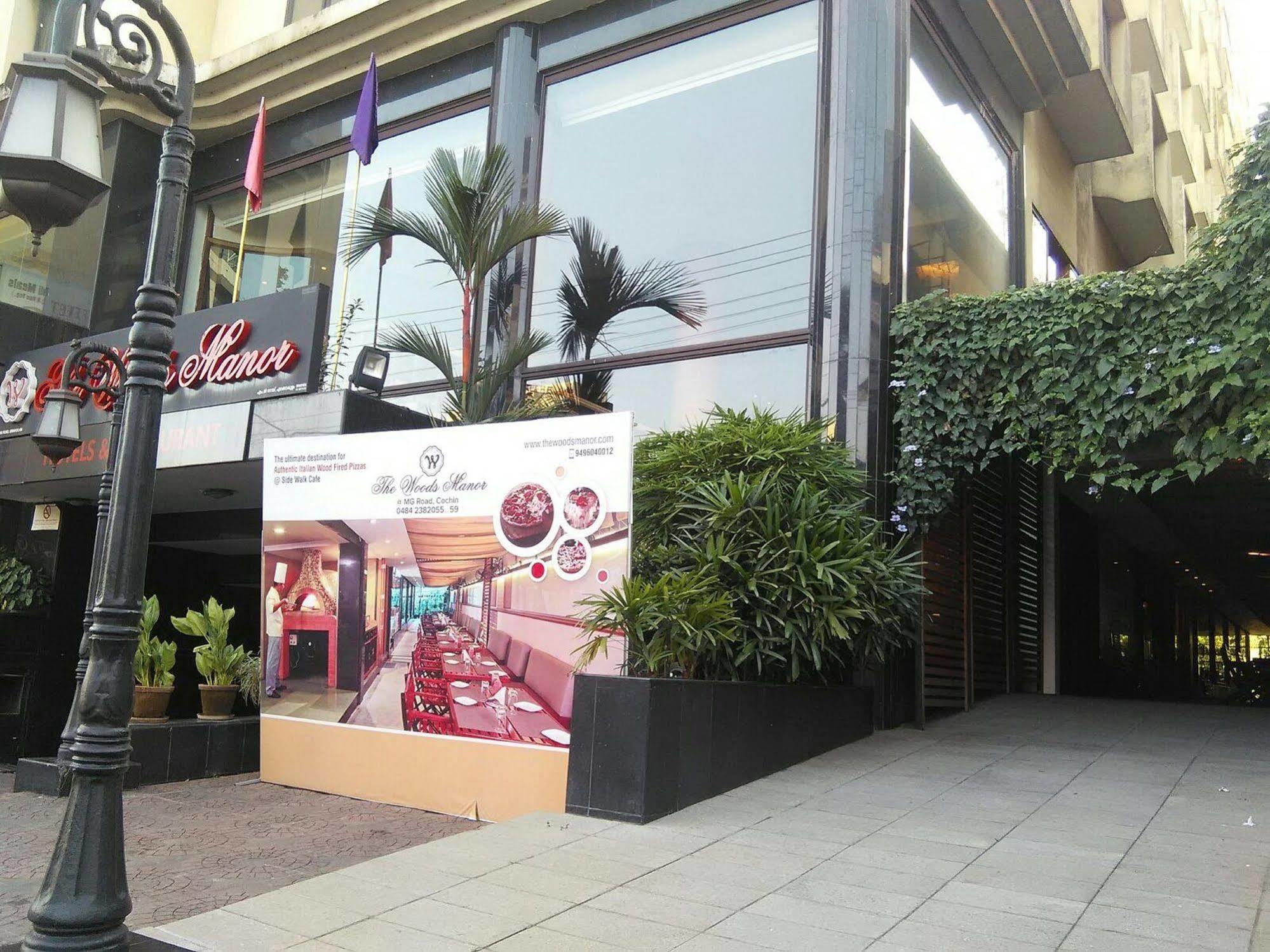 Hotel The Woods Manor Mg Road Kochi Exterior foto