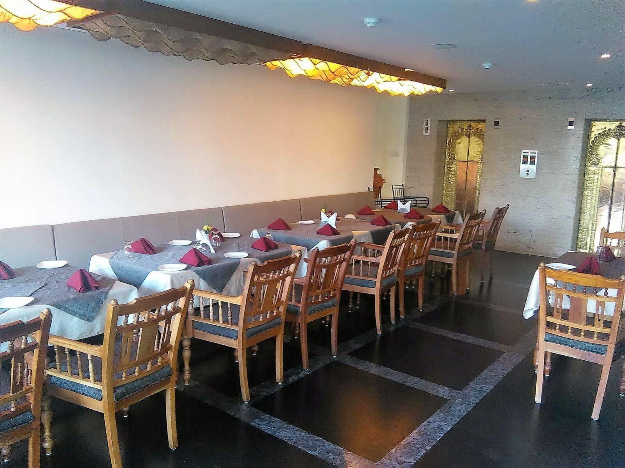 Hotel The Woods Manor Mg Road Kochi Exterior foto