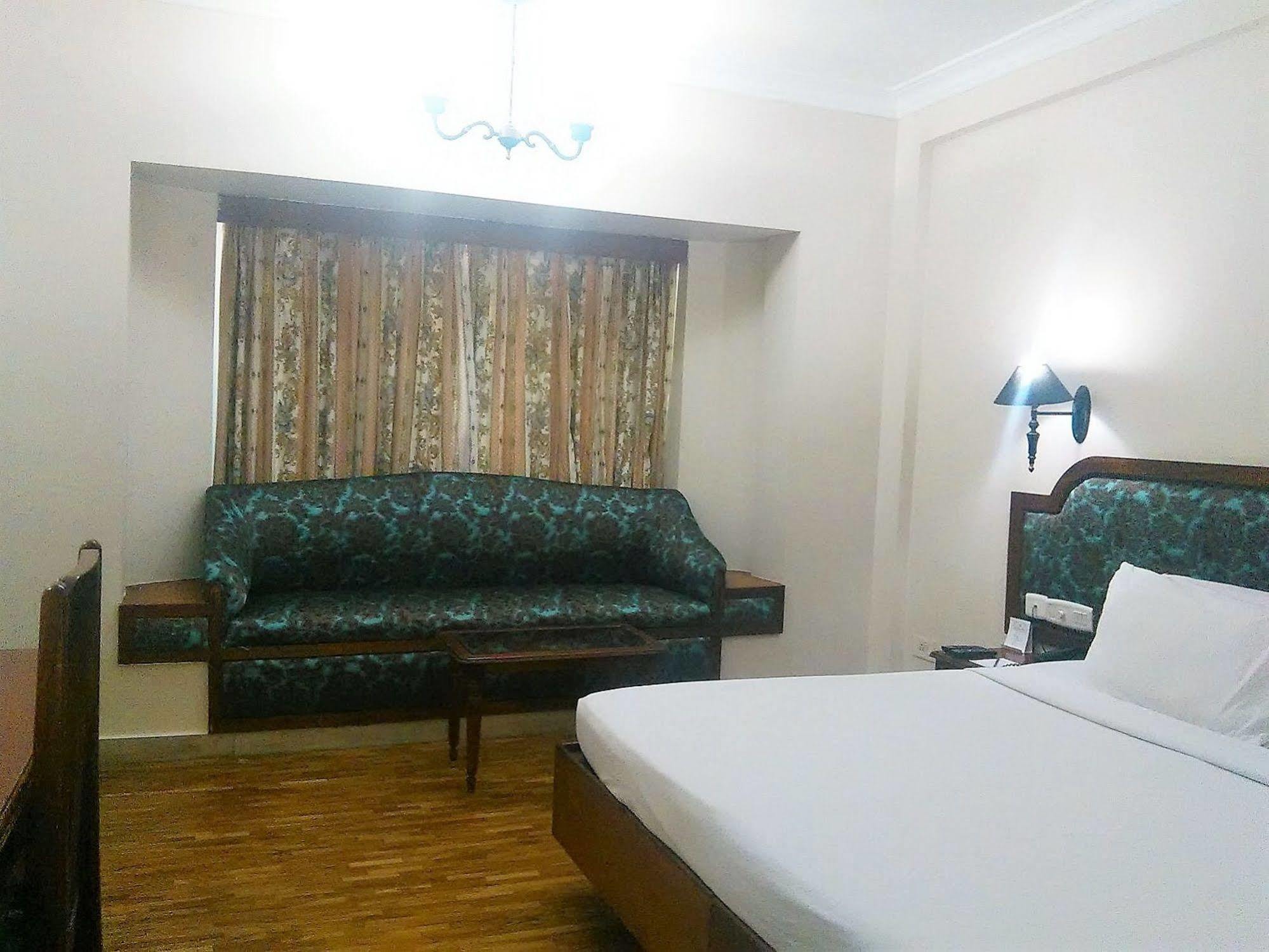 Hotel The Woods Manor Mg Road Kochi Exterior foto