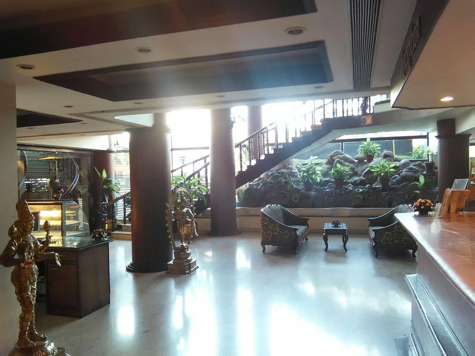 Hotel The Woods Manor Mg Road Kochi Exterior foto
