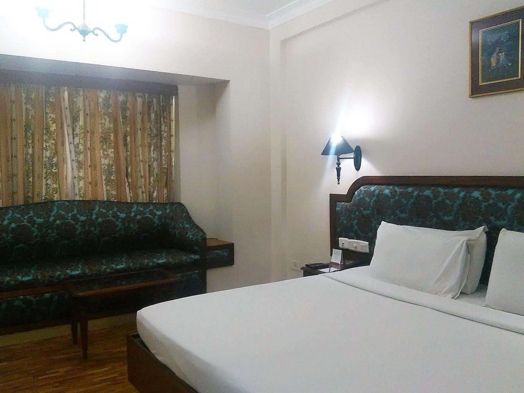 Hotel The Woods Manor Mg Road Kochi Exterior foto