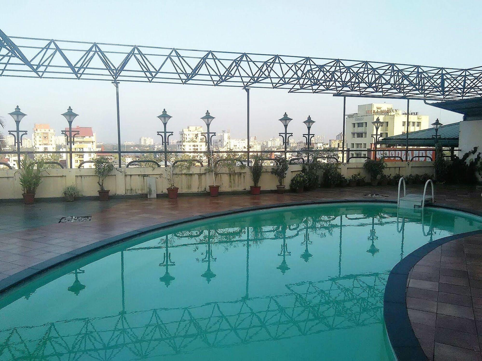 Hotel The Woods Manor Mg Road Kochi Exterior foto