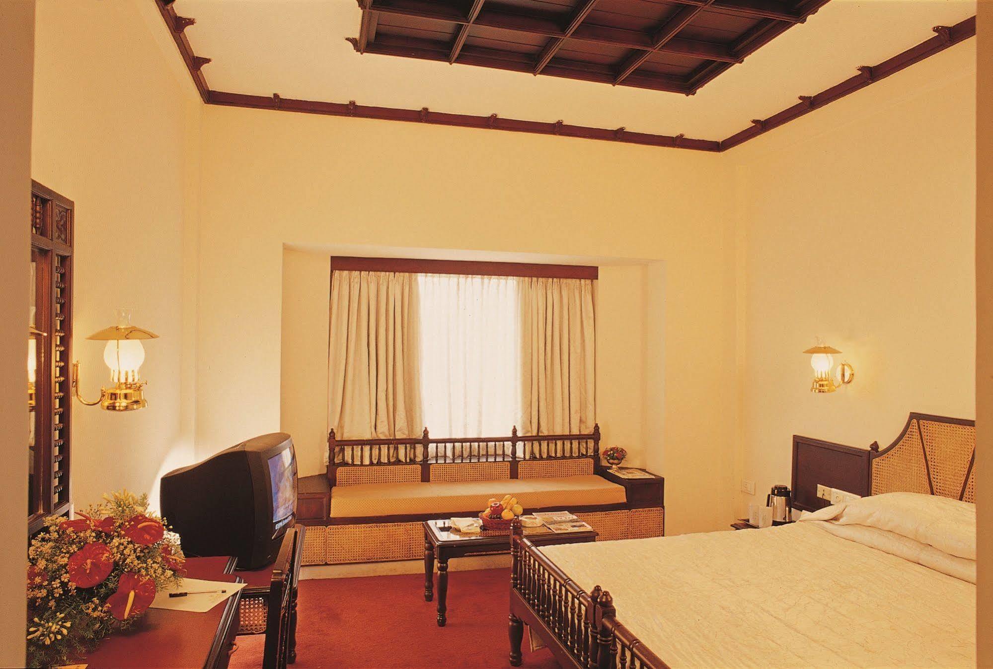 Hotel The Woods Manor Mg Road Kochi Exterior foto