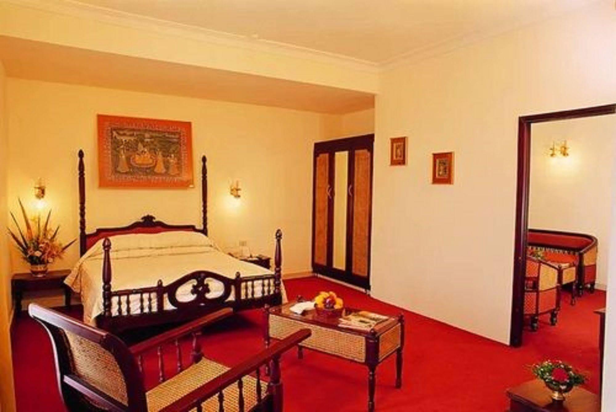 Hotel The Woods Manor Mg Road Kochi Exterior foto