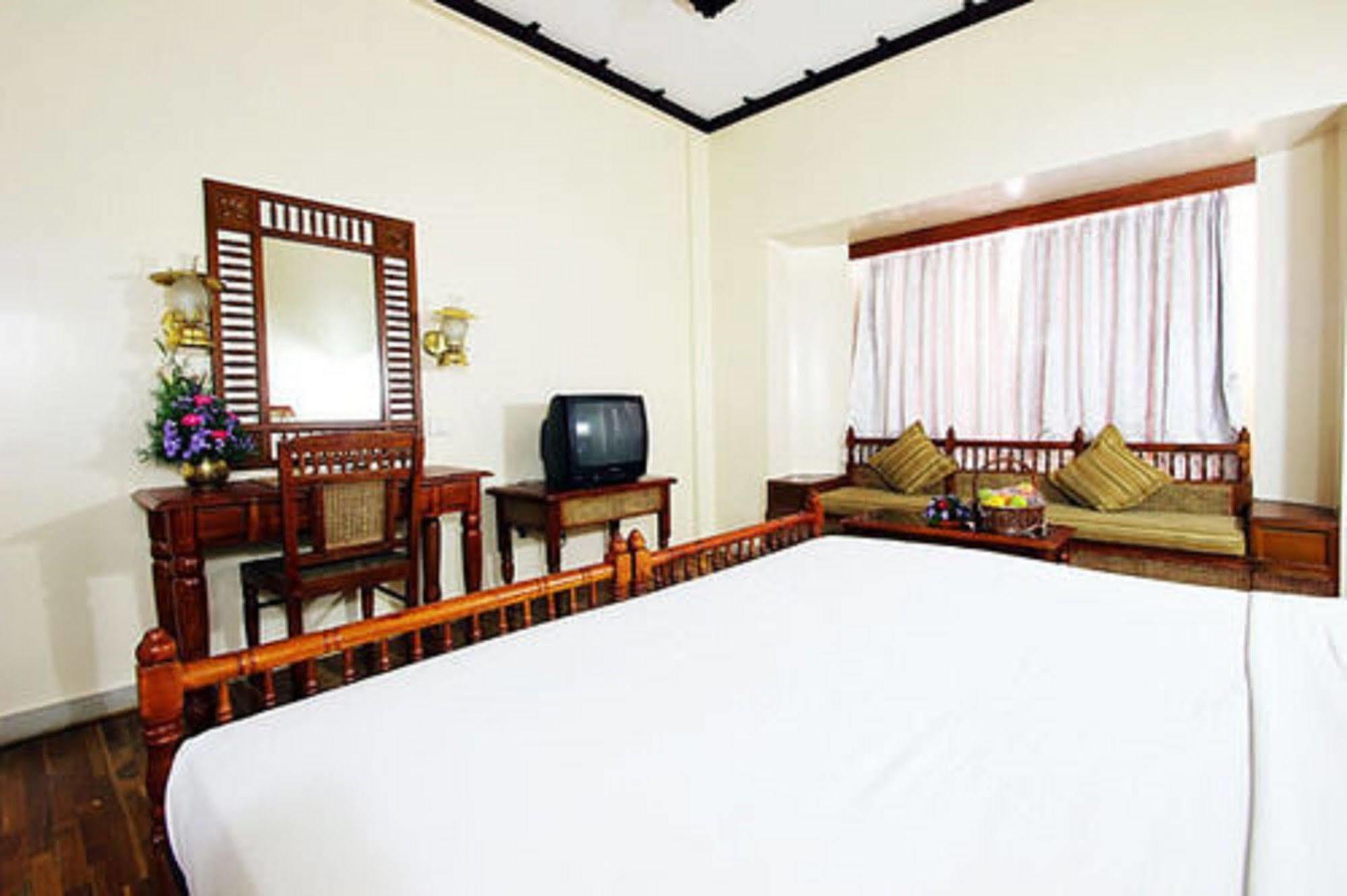 Hotel The Woods Manor Mg Road Kochi Exterior foto