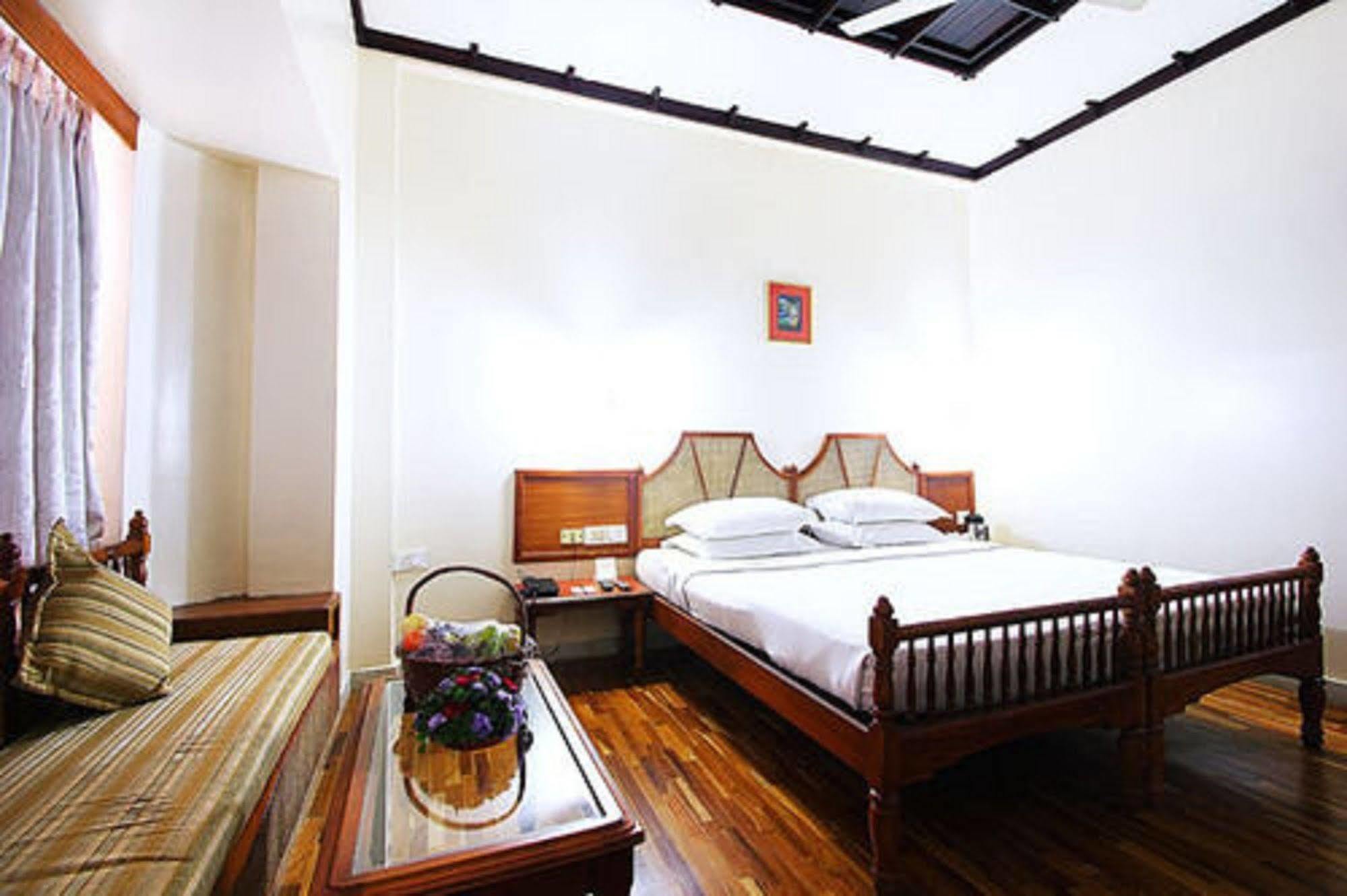 Hotel The Woods Manor Mg Road Kochi Exterior foto