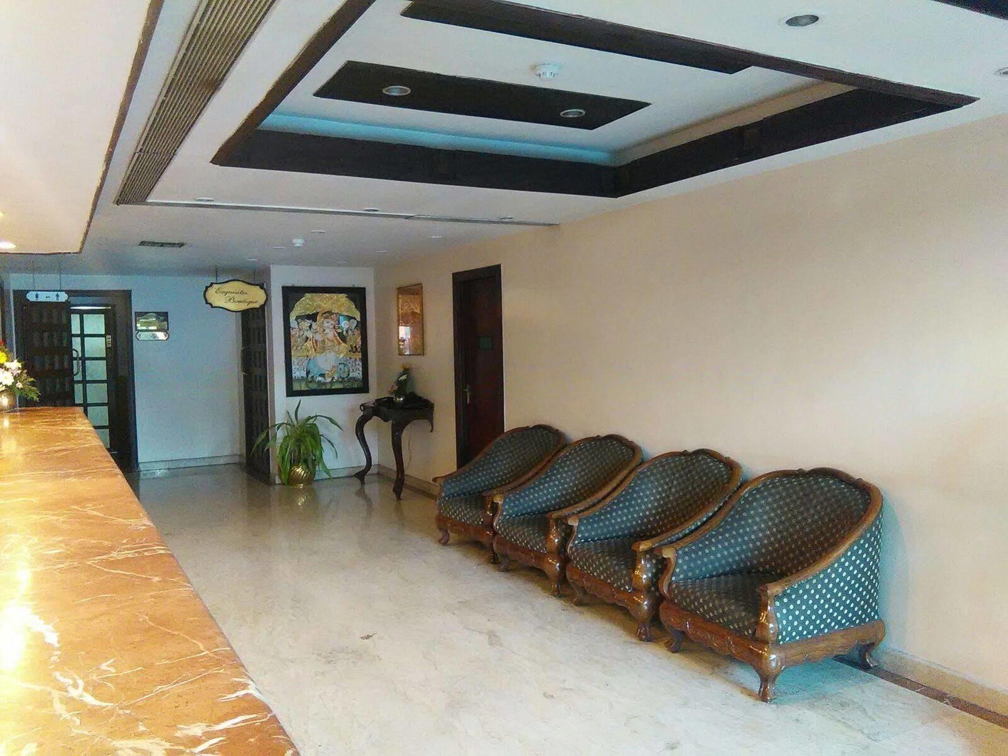 Hotel The Woods Manor Mg Road Kochi Exterior foto