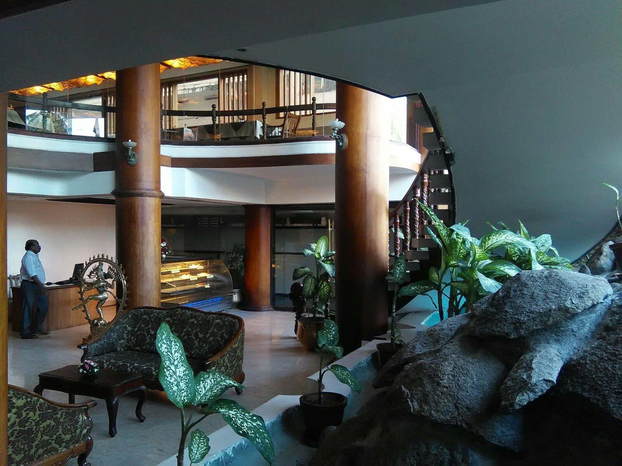 Hotel The Woods Manor Mg Road Kochi Exterior foto